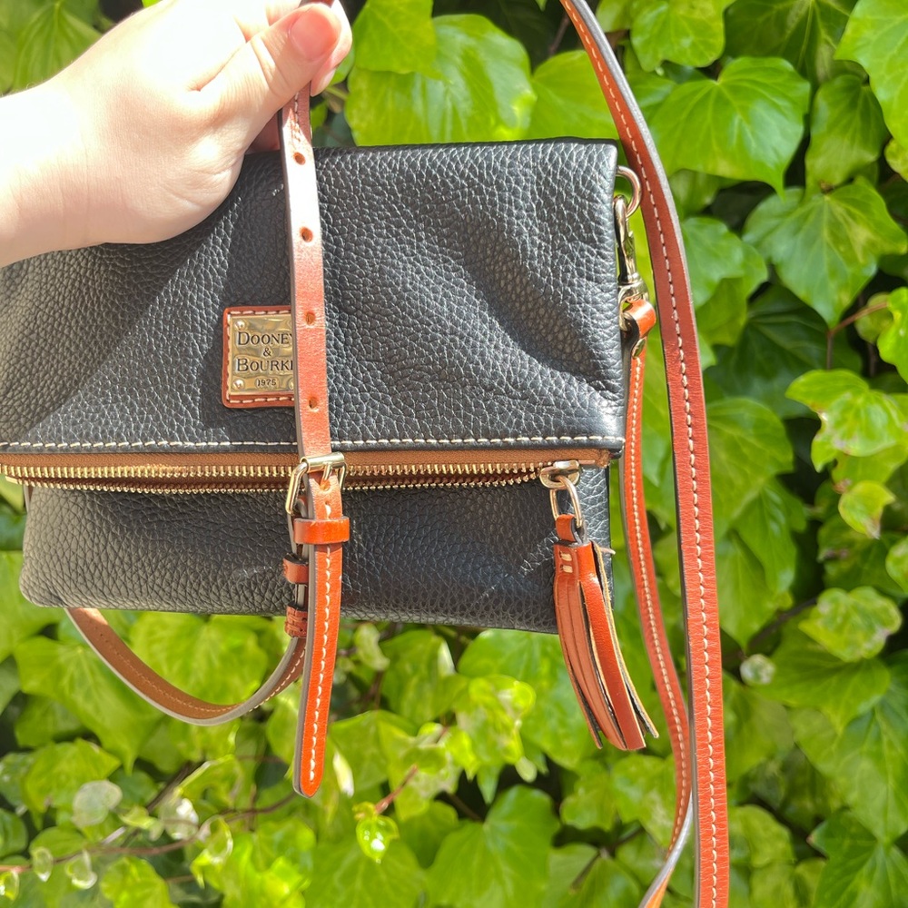 Dooney & Bourke Black Pebbled Leather Zipper Clutch Crossbody Bag Red Interior - Picture 5 of 16